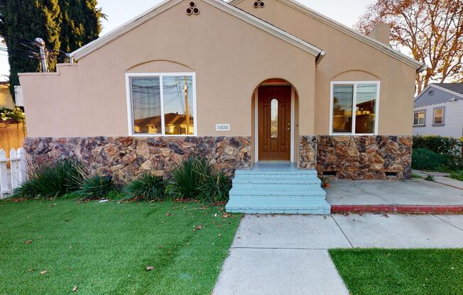 Fully updated Westside 2-bed+office, 2-bath home, washer/dryer, yard!