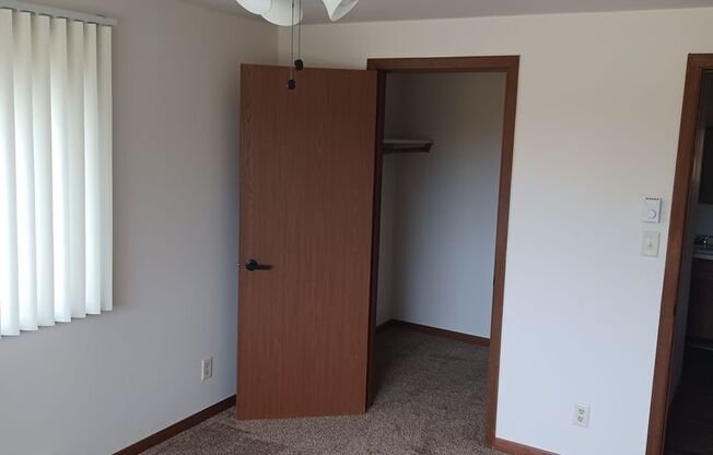 2 beds, 1 bath, $969, Unit 1015 203