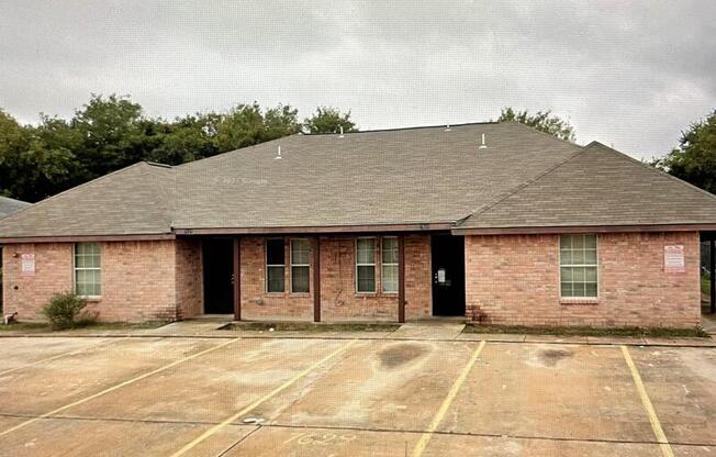 7627 WINDSOR OAKS