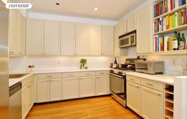 525 W 22 ST