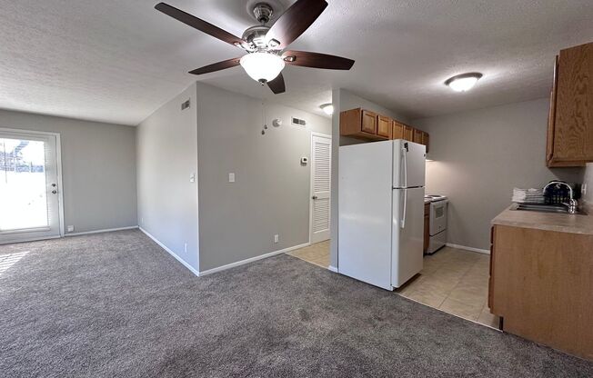 2 beds, 1 bath, 1,000 sqft, $1,368, Unit 11