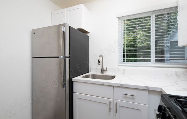 *OPEN HOUSE: 9/20 10:30-11:30AM* Gorgeous 2BR in Hillcrest with 2 Parking Spaces