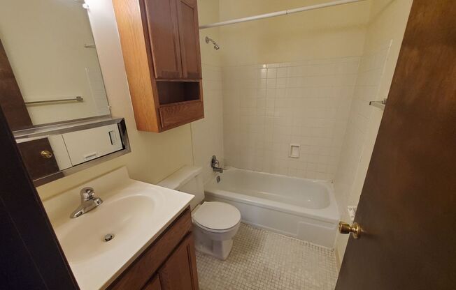 2 beds, 1 bath, $1,125, Unit 33