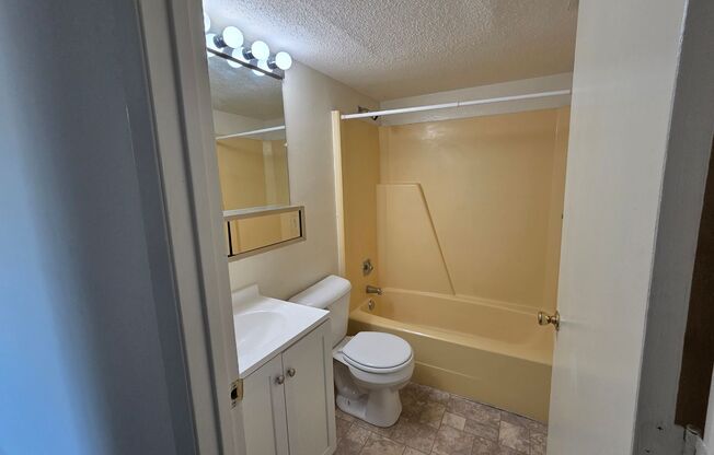 2 beds, 1.5 baths, 1,015 sqft, $1,140, Unit Z-09