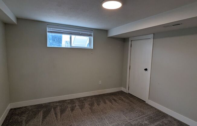 1 bed, 1 bath, $450, Unit 3-SE- Downstairs