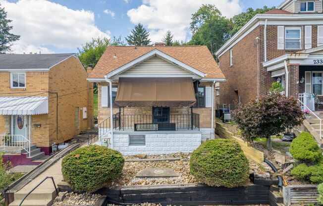 Gorgeous 3 bedroom home in Brookline available now!