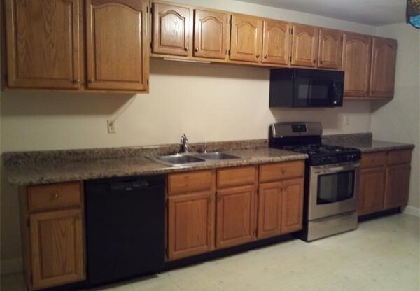 3 beds, 1 bath, 1,300 sqft, $2,950, Unit 1