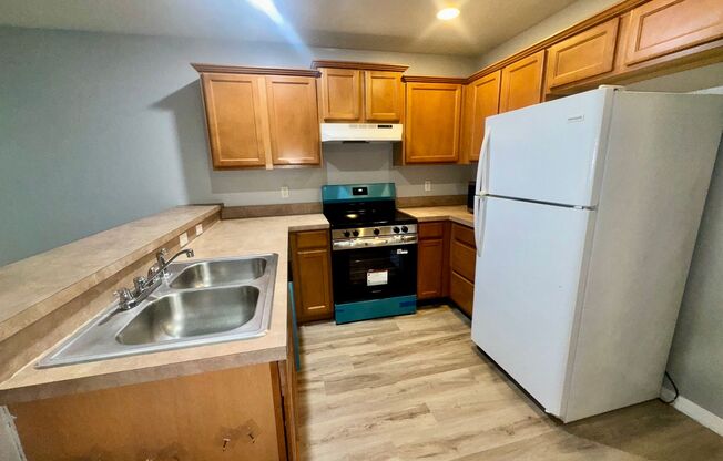3 bedroom 2.5 bath Oakcrest Townhome with Laminate and Tile flooring Throughout, and a 1 Car Garage!