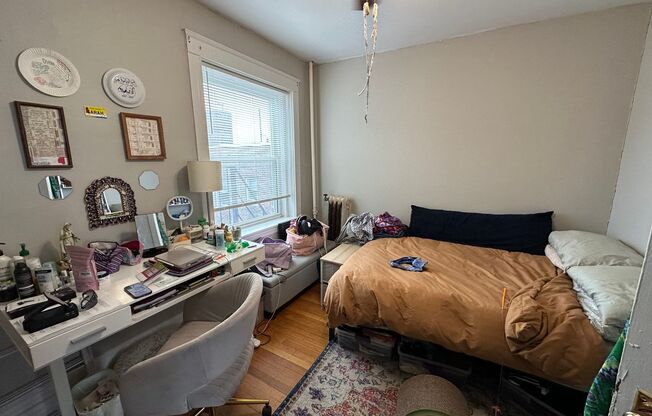 2 beds, 1 bath, $2,700, Unit 29