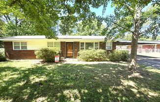 ** 3 bed 1 bath located in Forest Hills ** Call 334-366-9198 to schedule a self showing