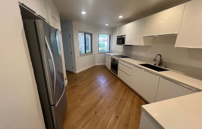 Beautiful upgraded 3 bed 2.5 bath Townhouse in Mountain View. Must See!