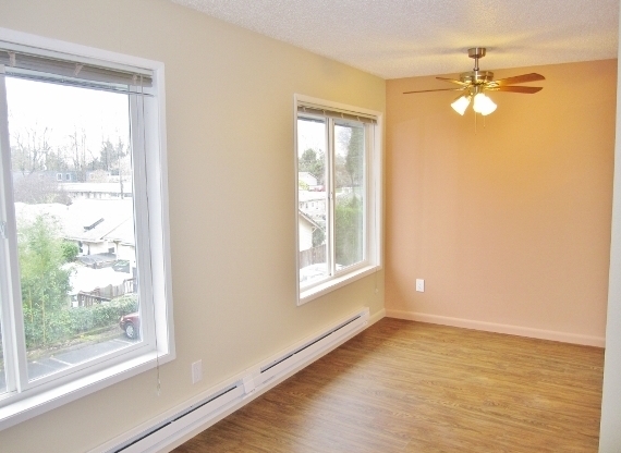 SE: Sweet Garden Style Top Floor 1-Bed w/Bright Picture Windows!