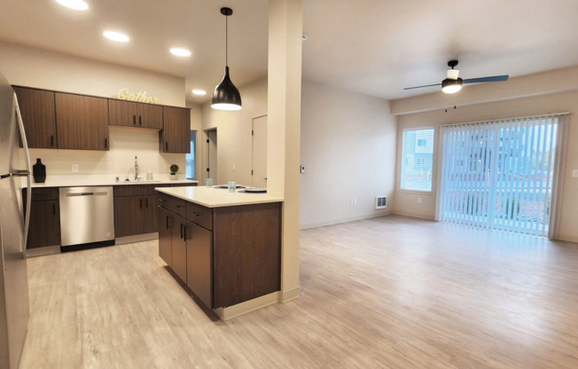 2 beds, 1 bath, 913 sqft, $1,900, Unit B-306