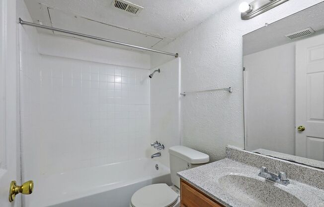3 beds, 2 baths, $1,350, Unit 1083