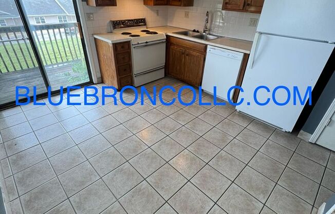 2 beds, 1 bath, $899, Unit A