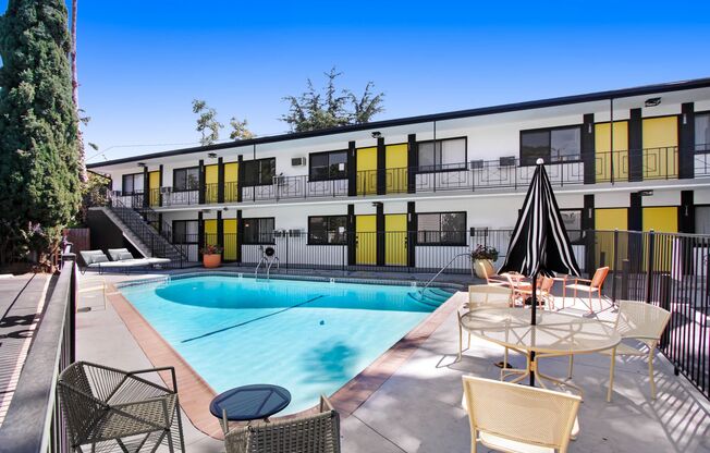 Newly renovated studio apartment with parking available in Burbank!