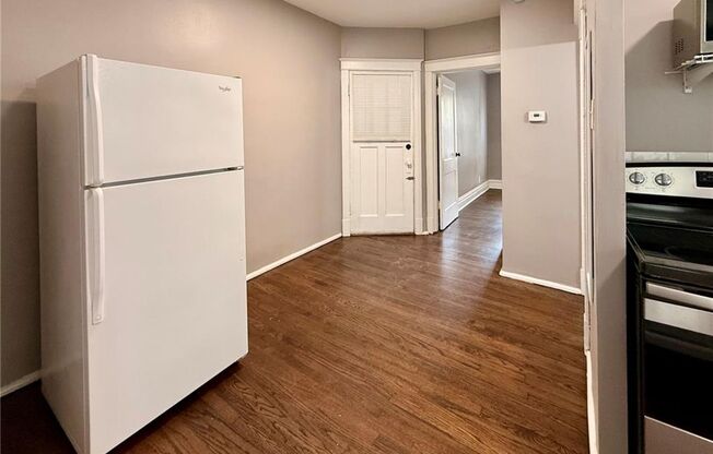 1 bed, 1 bath, 670 sqft, $975, Unit Flad Ave - 4556 1W