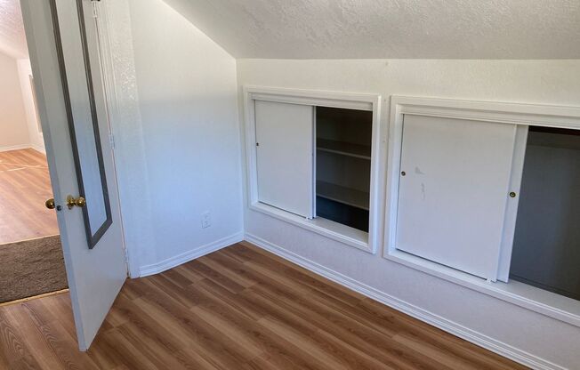 4 beds, 1 bath, $1,200, Unit 11202 (Upper)