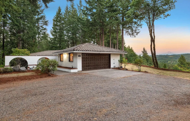 Enchanting 3Bd + 2.5Ba in Oregon City!! ~ Amazing property on acre of land w/ beautiful views!!
