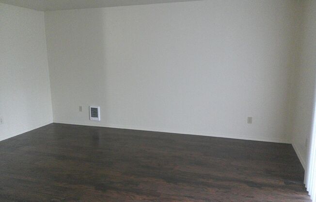 1 bed, 1 bath, 650 sqft, $1,050, Unit 70