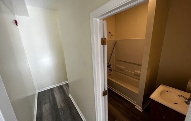 2 beds, 1 bath, $1,195, Unit 1F