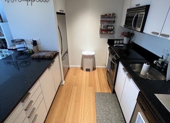 1 bed, 1.5 baths, 921 sqft, $4,200, Unit 511