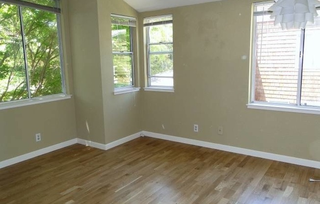 2 story townhouse with laundry and parking