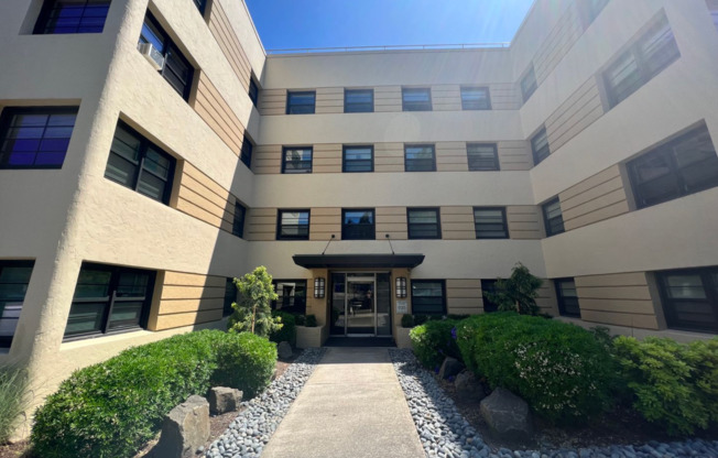 1 bed, 1 bath, 607 sqft, $1,350, Unit 24