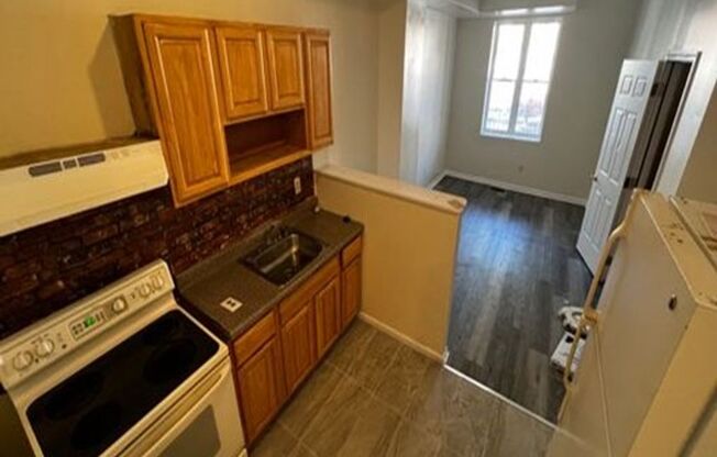 2 beds, 1 bath, $1,195, Unit 1F