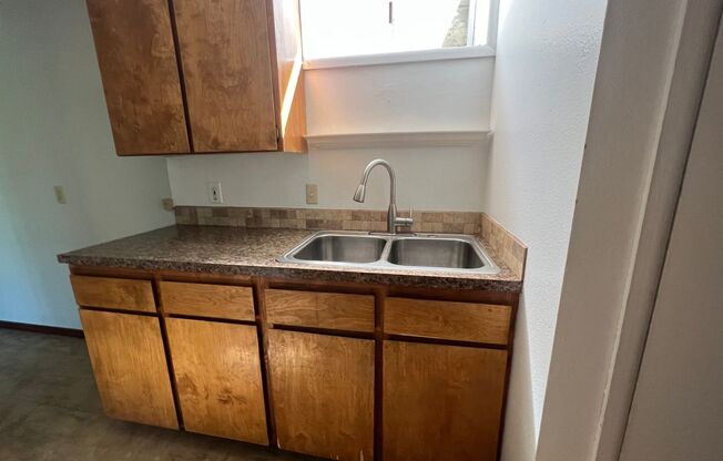 2 beds, 1 bath, $1,650, Unit B