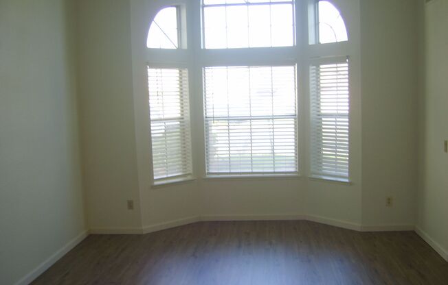 Lovely home near shopping, E.G. schools and parks