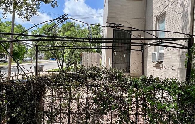 *LOCATION* Fabulous 1/1 with extra space ONE BLOCK off the St Mary's strip and close to the Pearl! Move in Ready!