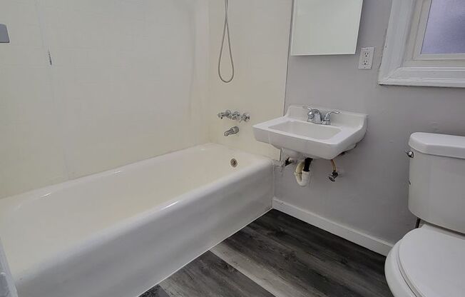 Studio, 1 bath, 450 sqft, $1,595, Unit 11