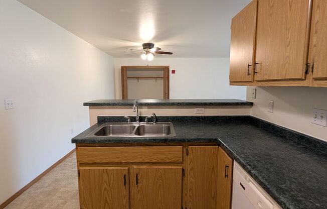 2 beds, 1 bath, 1,100 sqft, $1,359, Unit 1053 5301