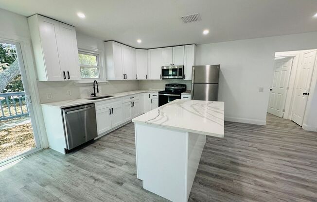 Charming 3 Bed, 2 Bath Oasis: Minutes from Clearwater Beach & Downtown Dunedin