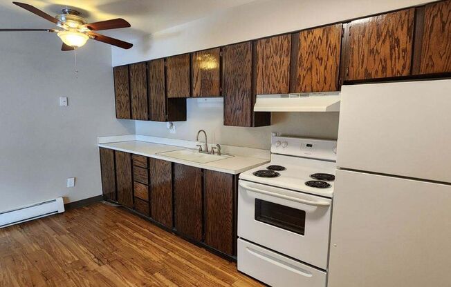 2 beds, 1 bath, 715 sqft, $895, Unit C102