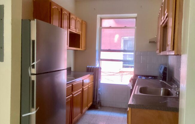 3 beds, 1 bath, $2,800, Unit 2F