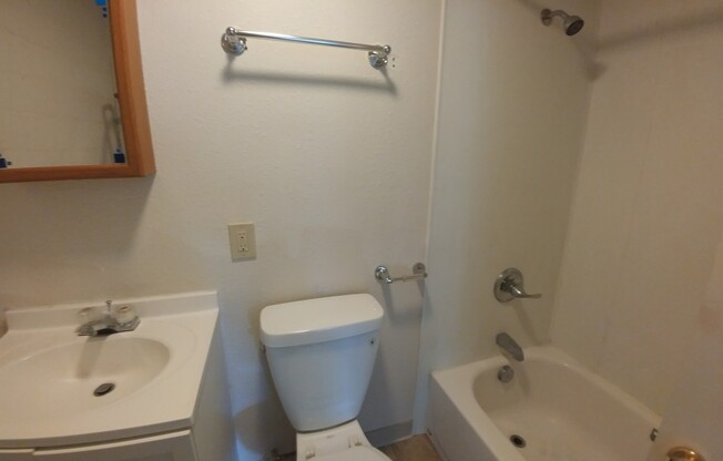 1 bed, 1 bath, 600 sqft, $800, Unit 527 1/2