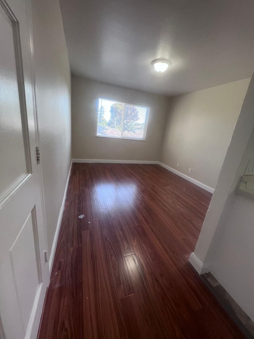 MG23 - 1102 Henderson Road