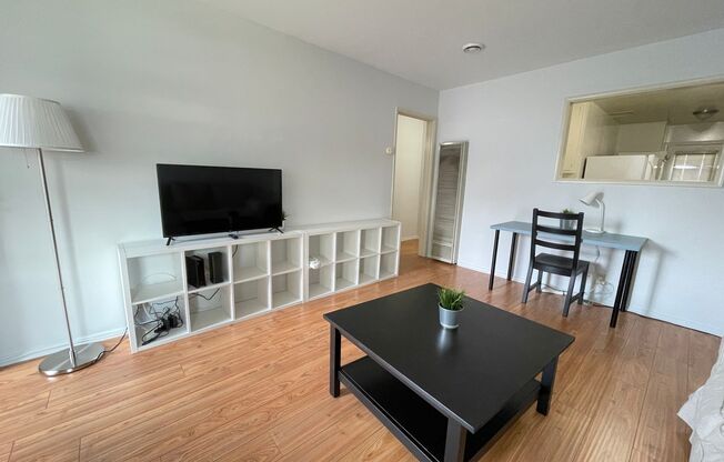 1 bed, 1 bath, 675 sqft, $2,195, Unit 8761 1/2 Reading Ave