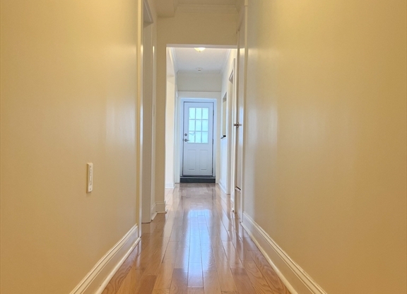 2 beds, 1.5 baths, 924 sqft, $2,880, Unit 12