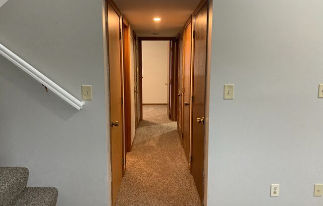 3 beds, 2 baths, $1,350, Unit Unit 5