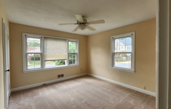 2 beds, 2 baths, $3,000, Unit 1123 S. HARRISON ST.