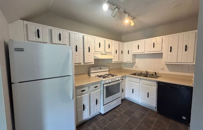 3 beds, 2.5 baths, 1,636 sqft, $1,379, Unit 729