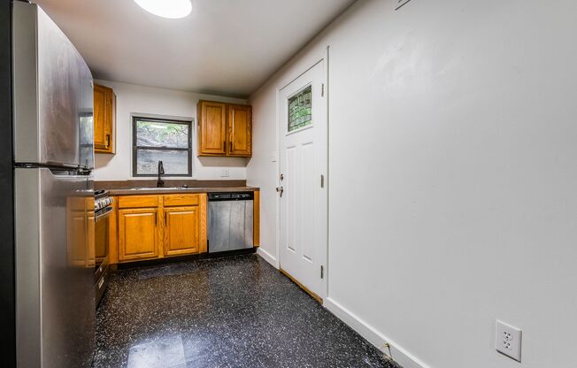 3 beds, 1 bath, $1,250