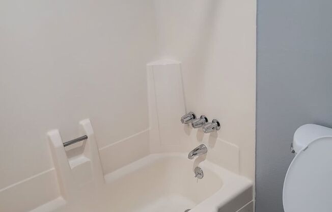 3 beds, 1 bath, 890 sqft, $1,700, Unit 505 H2