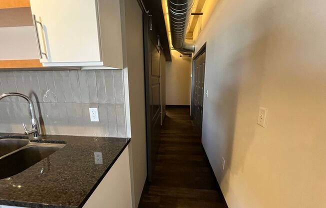 1 bed, 1 bath, 581 sqft, $950, Unit 402