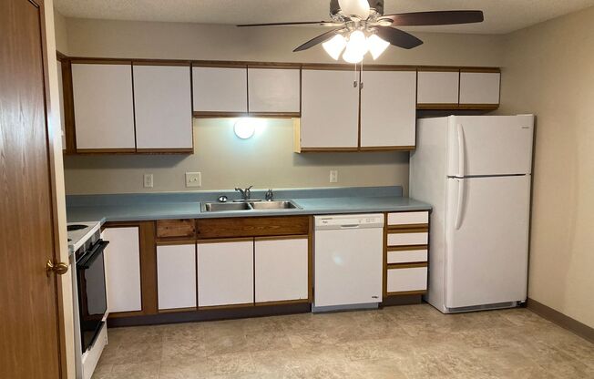 2 beds, 1 bath, 825 sqft, $995, Unit J-2