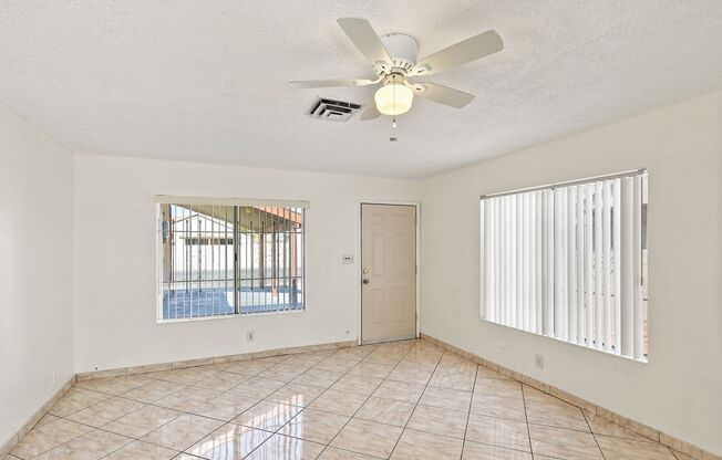 3 Bedroom Home Located In The Heart Of Spring Valley
