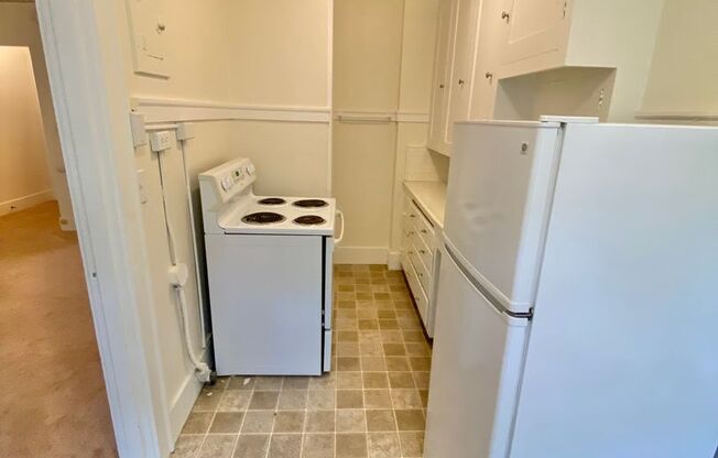 Studio, 1 bath, 425 sqft, $1,150, Unit 105